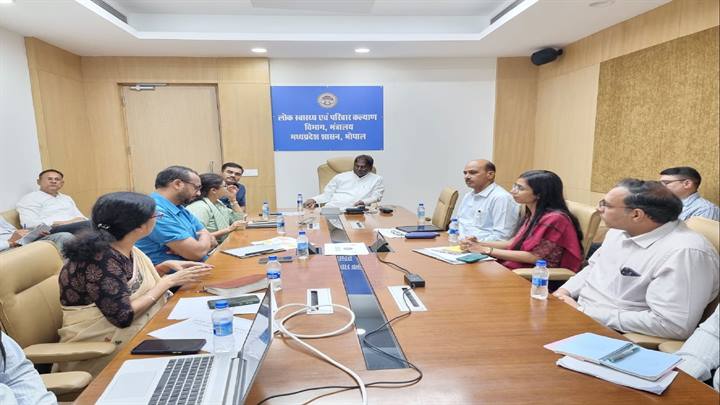प्रसूति सहायता की राशि लाभार्थियों के खाते पहुँचाने त्वरित कार्यवाही करें : मंत्री डॉ. चौधरी